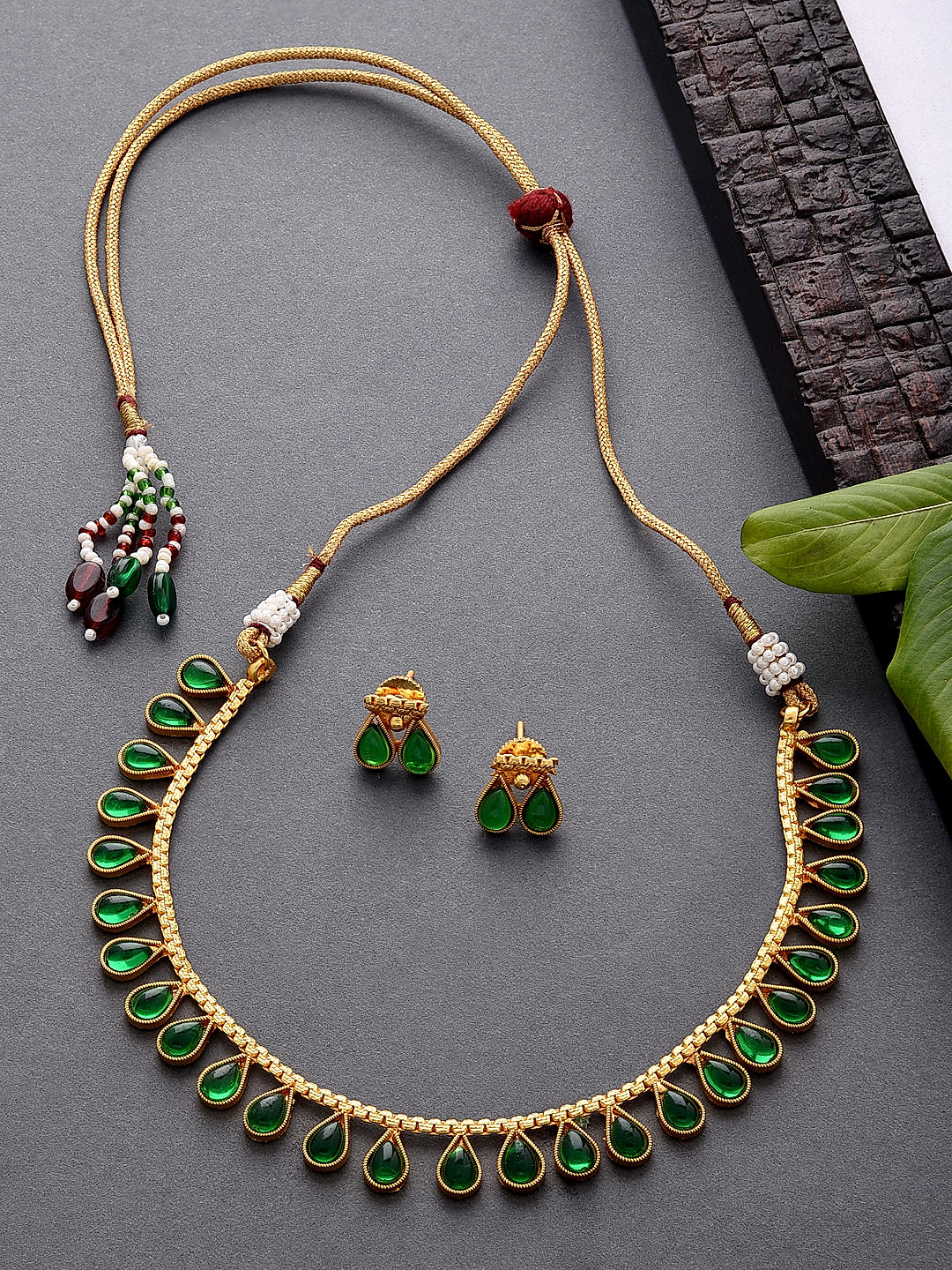 Green stone traditional necklace best sale