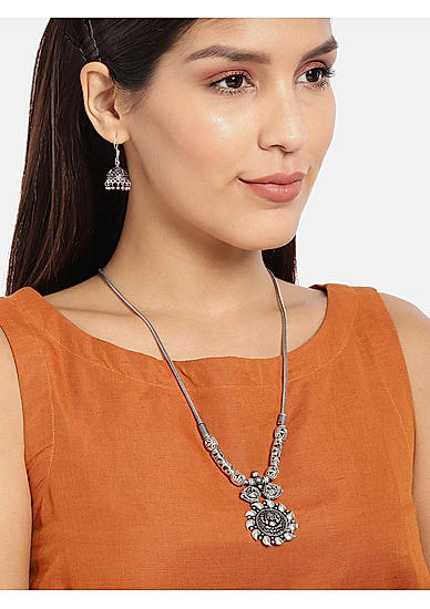 Women Silver-Toned Contemporary Necklace and Earring Set