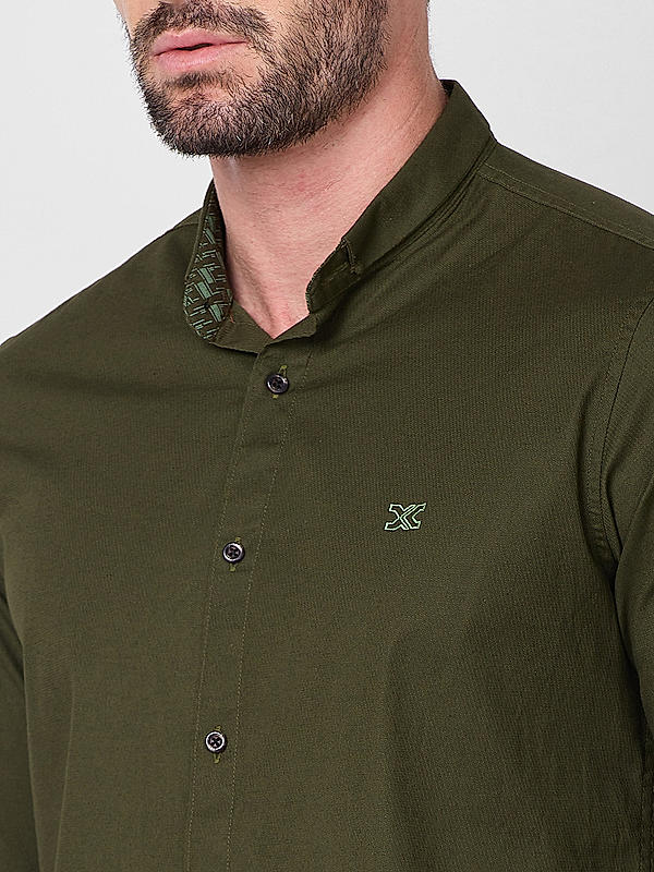 Men Dark Green Slim Fit Solid Shirts