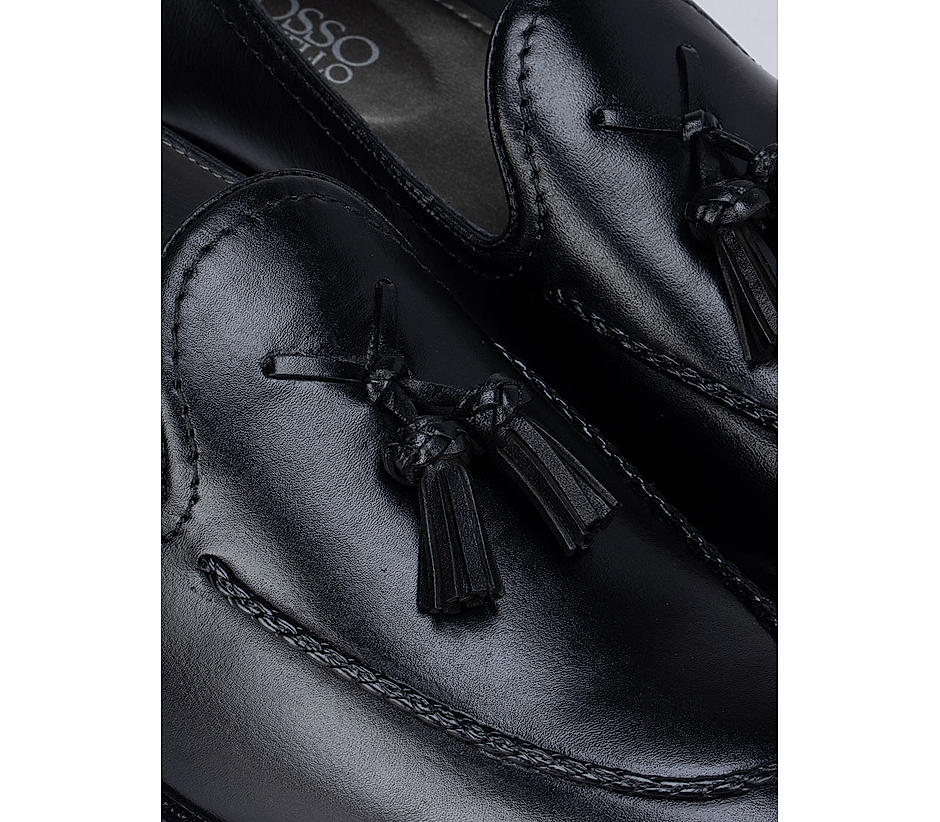 Black Plain Leather Loafers With Tassels